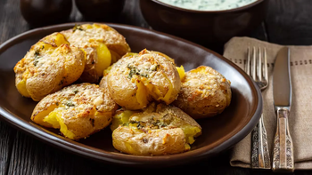 Papas smashed o papas rotas, delicia para hacer en casa. | LMCipolletti.com Papas smashed o papas rotas, delicia para hacer en casa.