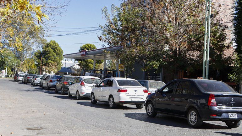 Ahora, las colas más largas de autos que esperan cargar combustible en Cipolletti