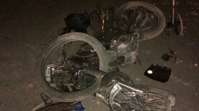 La moto en la que transitaban los policías quedó completamente destruida.