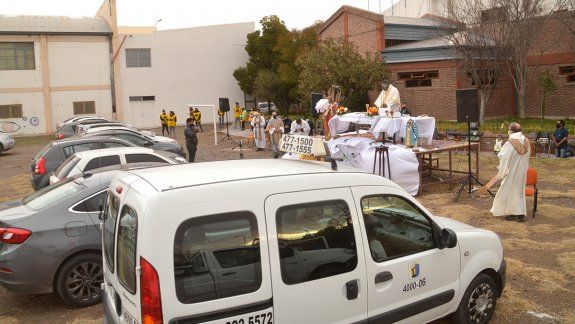 Fueron a misa pero sin bajar de los autos