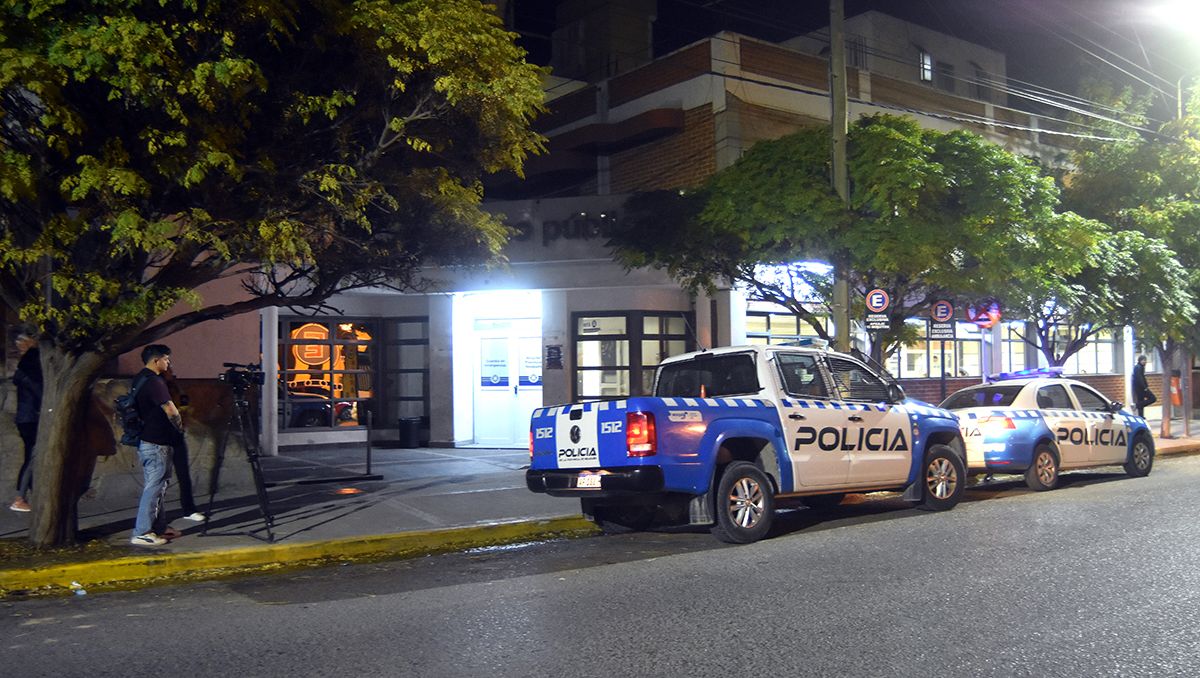 Una mujer chocó contra un poste y su madre intentó pegarle a los médicos