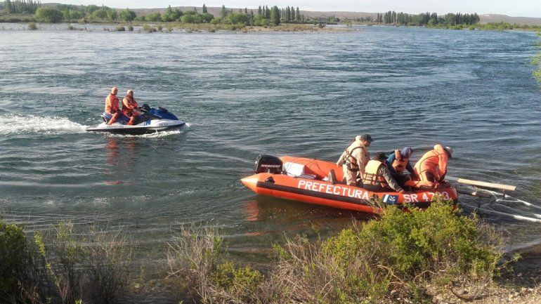 Rescatan a cinco personas que quedaron varadas en una isla del río Limay