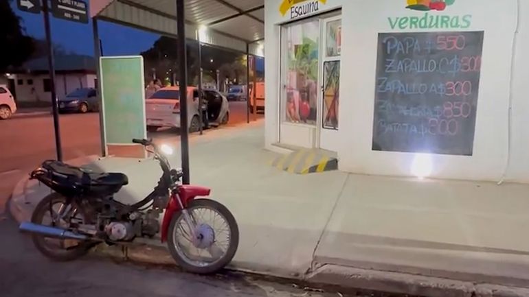 Guido filmó desde su Motorhome el video de un vecino de Beltrán que dejó su moto encendida en la puerta al bajar a la verdulería.