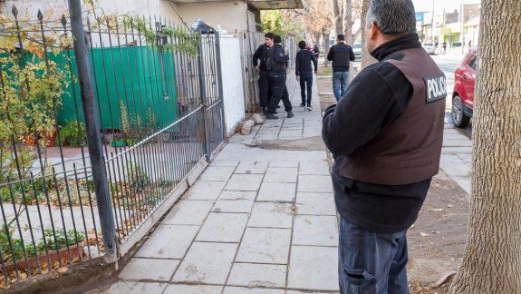 Con un policía en la puerta todo el día, así viven 17 cipoleñas acosadas por violentos. Generalmente, son sus ex.