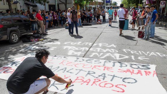 Ayer, profesores de talleres del área de Cultura protestaron frente al edificio municipal de calle Yrigoyen.