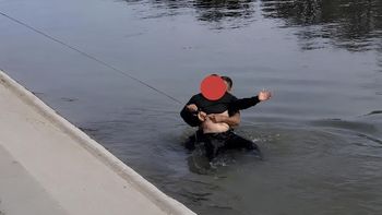 El hombre fue rescatado por un policía del canal principal de riego en General Roca. Estaba borracho y pedía que lo dejaran dentro del cauce.&nbsp;