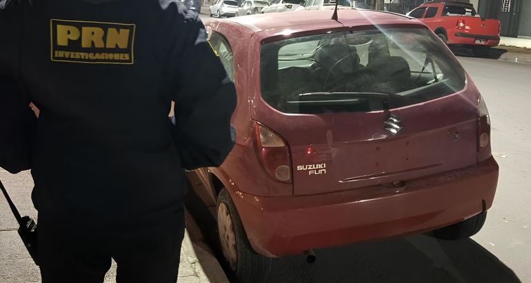 El el auto Suzuki Fun recuperado por la Policía. Su dueño había denunciado que se lo robaron dos asaltantes armados cuando estaba en una plaza. 
