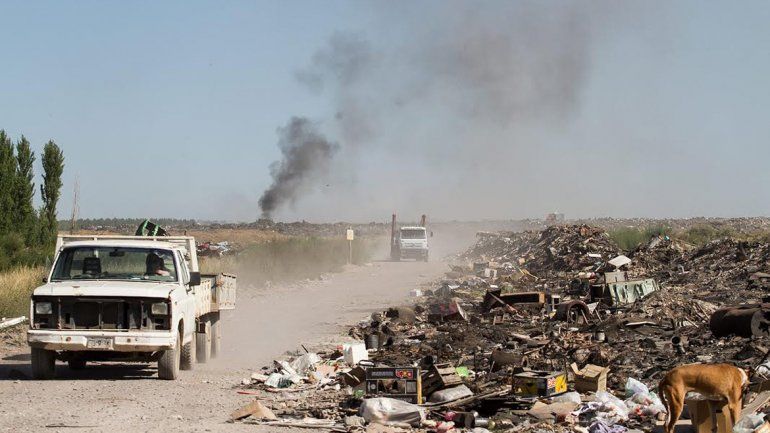 El vertedero público está colapsado y solamente con un gran esfuerzo se puede seguir utilizando. Dentro de un año habrá que disponer de otro lugar.