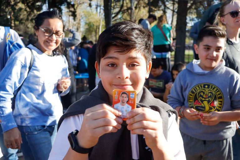 Furor por el cambio de figus del Mundial en el parque Rosauer
