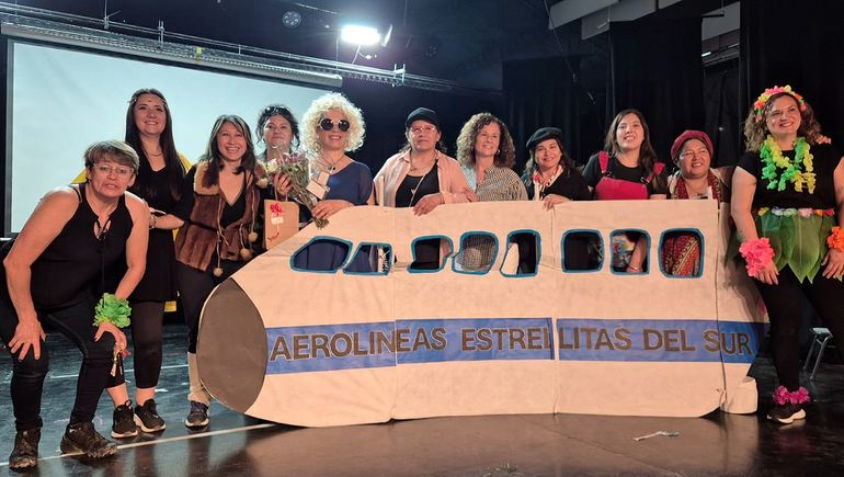 La preceptora junto a compañeras y ex compañeras. La vamos a extrañar