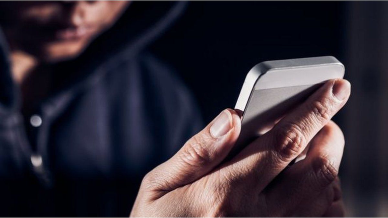 En un descuido del verdulero, el ladrón le manoteó el celular. (Foto ilustrativa) En un descuido del verdulero, el ladrón le manoteó el celular. (Foto ilustrativa)