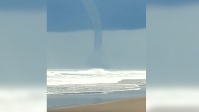 Video: se registró una tromba marina en una playa de Necochea