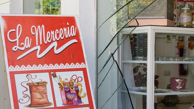Rompieron a patadas la vidriera de una mercería céntrica