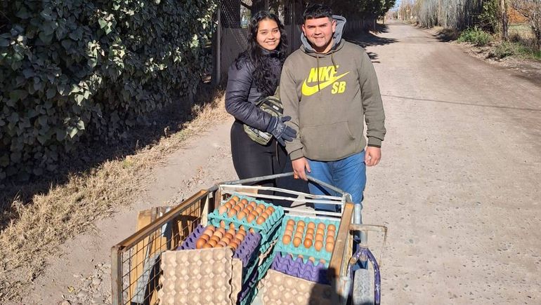 La historia del vendedor de huevo que con su cantito y carro revoluciona al pueblo