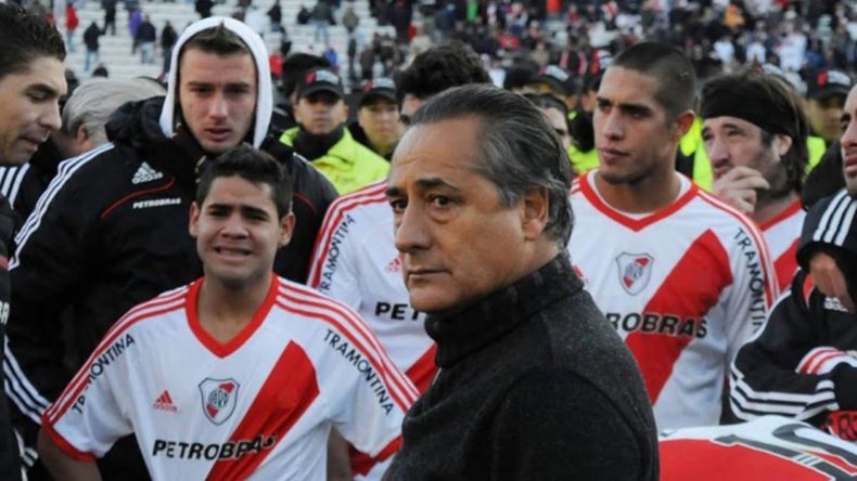 Juan José López y una imagen histórica del descenso de River. 