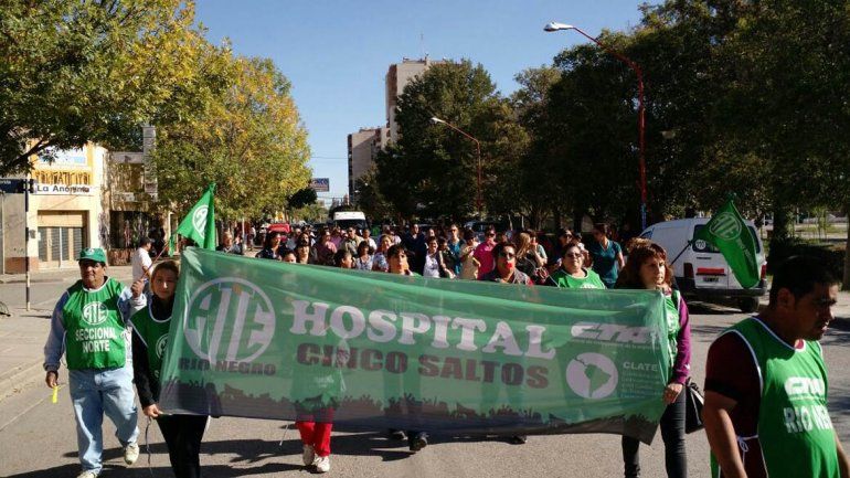 Trabajadores de la salud marcharon para denunciar la crisis hospitalaria