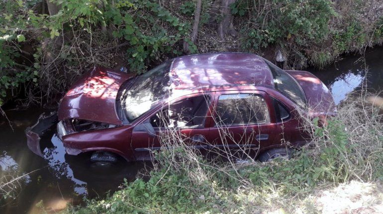 Insólito secuestro de un auto que cayó a un desagüe