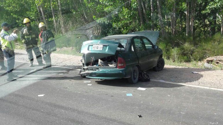 Un auto chocó contra dos camiones y sus ocupantes están vivos de milagro
