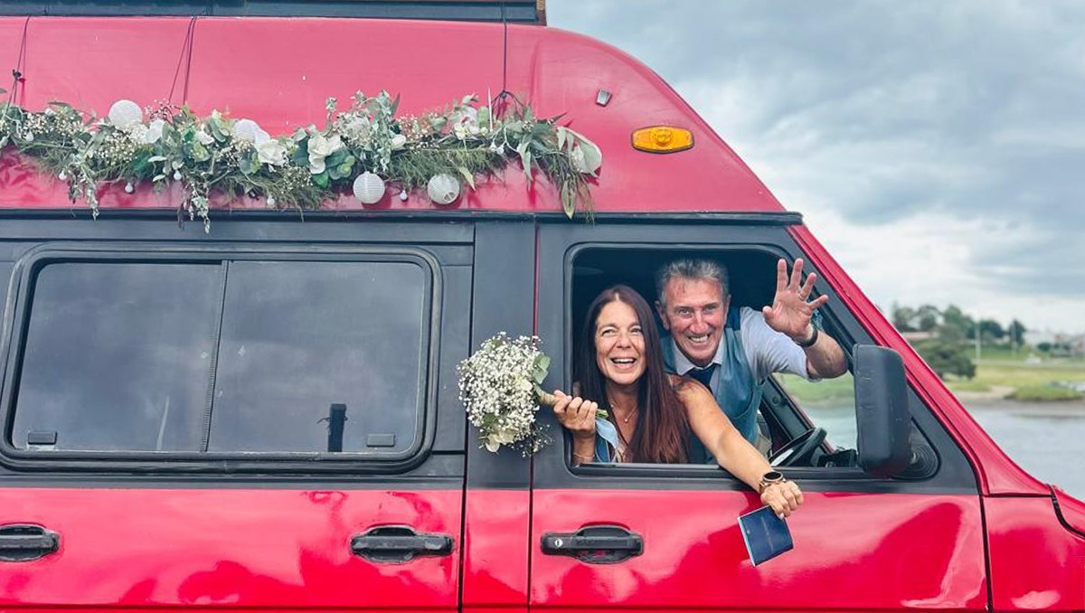 ¡Vivan los novios! Yorno y Andrea, de luna de miel por la cordillera. Días pasados pasaron por Cipolletti y comieron un rico asado con amigos.&nbsp;