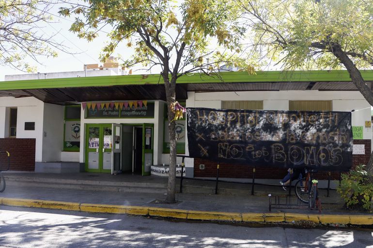Los trabajadores del hospital de Cipolletti se sumaron al paro con una marcha. Foto: Anahí Cárdena.