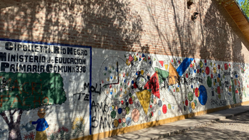 La Escuela Primaria 338 de Cipolletti está ubicada en el barrio 1200 viviendas de la ciudad, recibe cada año más de 500 alumnos y funciona desde 1992.