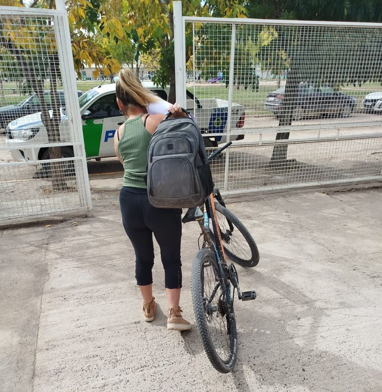 La mujer recuperó su bicicleta y mochila. La mujer recuperó su bicicleta y mochila. 