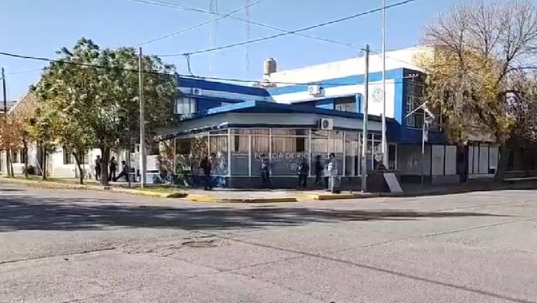 Tensión tras la toma de la Regional II de Roca por policías retirados