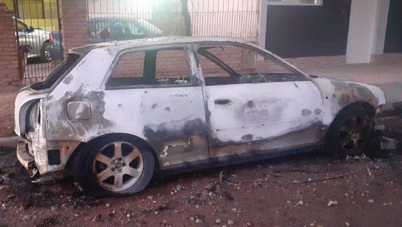 Un auto se prendió fuego en medio de la calle y quedó destruido