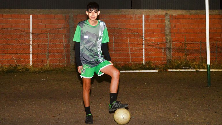 Es delantero en la categoría 2009 de Fernández Oro. Es delantero en la categoría 2009 de Fernández Oro.