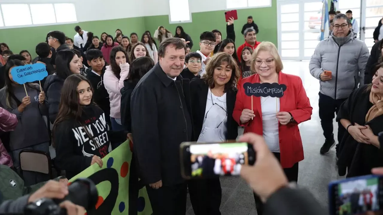 El Gobernador Alberto Weretilneck en un acto escolar.