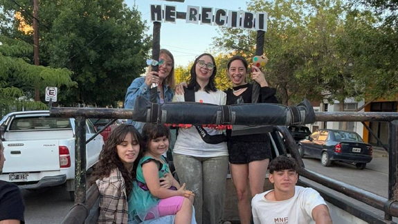 La caravana de Cande, junto a sus amigas, hermana y primos. Su papá y uno de sus tíos iban adelante.