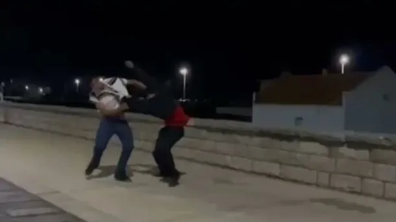 La pelea duró menos de 2 minutos y terminó con la vida de un joven.