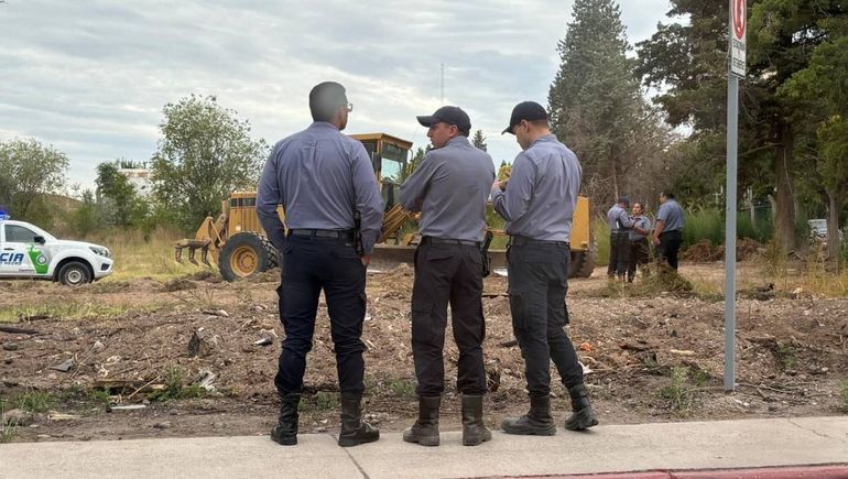 Un predio privado de San Luis y Mariano Moreno había sido utilizado para dormir por un hombre en situación de calle. Una motoniveladora lo arrastró