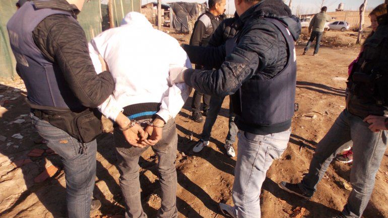 Uno de los detenidos quiso escapar minutos antes del arribo de la Policía.