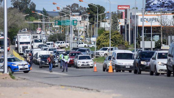 La organización Barrios de Pie realizó ayer una multitudinaria movilización a los puentes carreteros entre Cipolletti y Neuquén y cortó el tránsito.