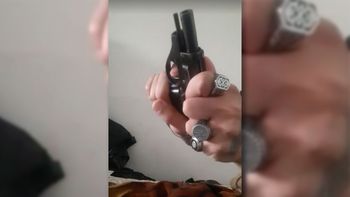 peritaron el celular de sabag montiel y hallaron un video que lo muestra accionando una pistola