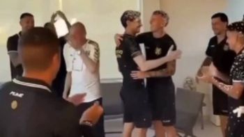 El emotivo recibimiento de los jugadores de Deportivo Madryn al arquero Nievas tras sufrir un paro cardiaco | LMCipolletti.com El emotivo recibimiento de los jugadores de Deportivo Madryn al arquero Nievas tras sufrir un paro cardiaco