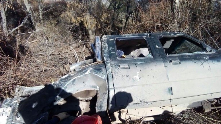 La camioneta cayó más de 50 metros por el barranco.