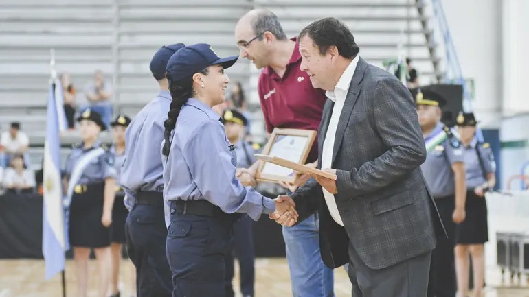 El Gobernador valoró la decisión de los jóvenes agentes en sumarse a la fuerza provincial. El Gobernador valoró la decisión de los jóvenes agentes en sumarse a la fuerza provincial.