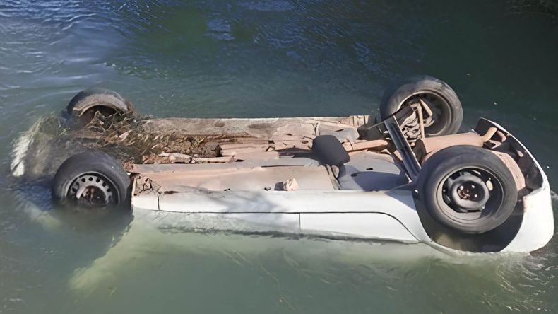 El Renault Clío quedó semisumergido en el canal de riego paralelo a la Ruta 151. Un joven falleció en el incidente. | LMCipolletti.com El Renault Clío quedó semisumergido en el canal de riego paralelo a la Ruta 151. Un joven falleció en el incidente.