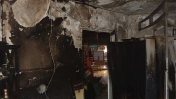 Una imagen que duele. El edificio de Alas del Alma sufrió graves daños por el incendio desatado este fin de semana. Necesitan ayuda para reconstruirlo. 