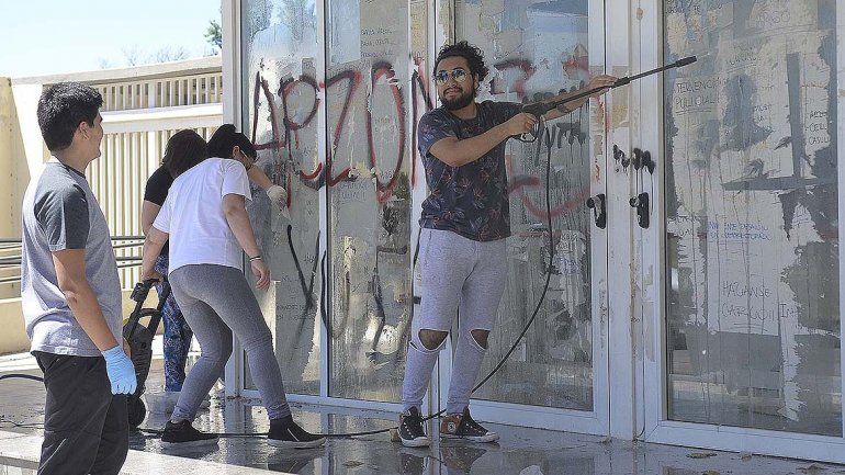 Estudiantes y docentes limpiaron el escrache en la UNRN