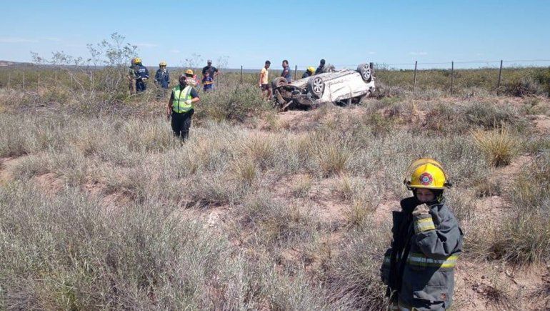 Reventó un neumático del auto y volcaron sobre la Ruta 151 