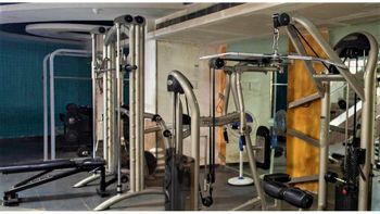 El hombre se enojó con el instructor de gimnasia de su esposa y lo fue a increpar. Ahora no se puede acercar al docente.&nbsp;