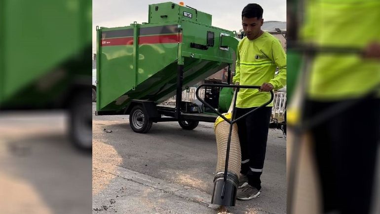 La máquina es manejada por un operador y tiene una gran capacidad para almacenar hojas. 