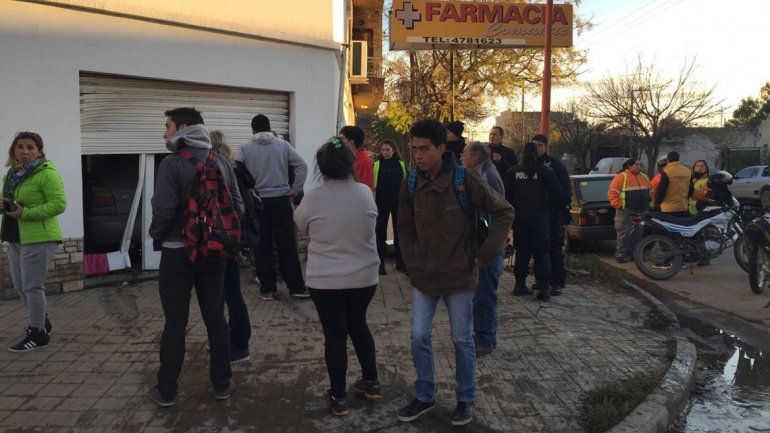 Un auto terminó adentro de una peluquería y el conductor se fugó abandonando el rodado