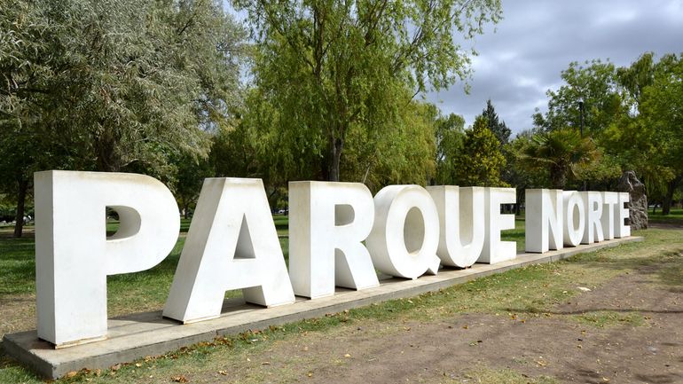 Por las noches, el Parque Norte cuenta con poca circulación de personas, sumado a la falta de mayor iluminación en sectores del predio.