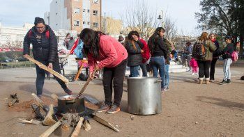 Tiempo atrás, los movimientos sociales colocaron ollas populares en la plaza San Martín. Ahora, en supermercados.