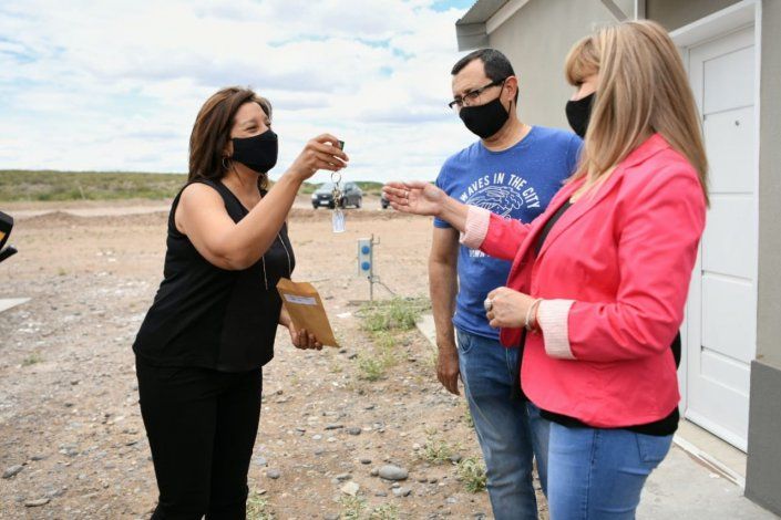 Le entregaron sus flamantes viviendas a 60 familias