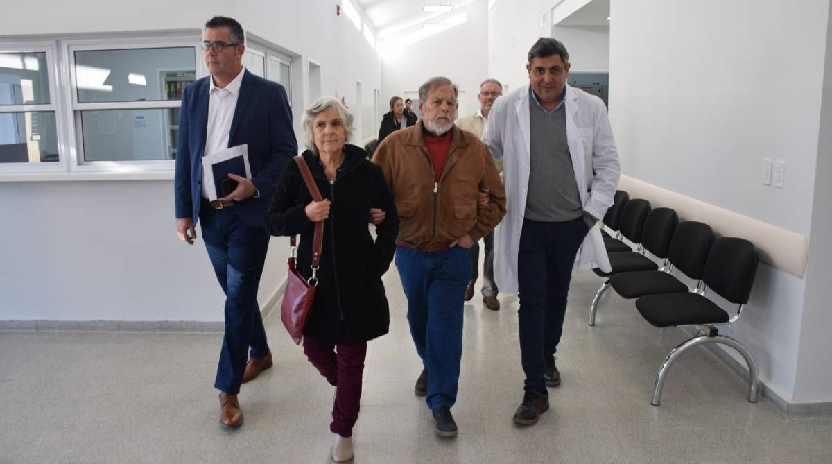Sauel de Souza -izquierda-, durante la inauguración del nuevo hospital de Fernández Oro.